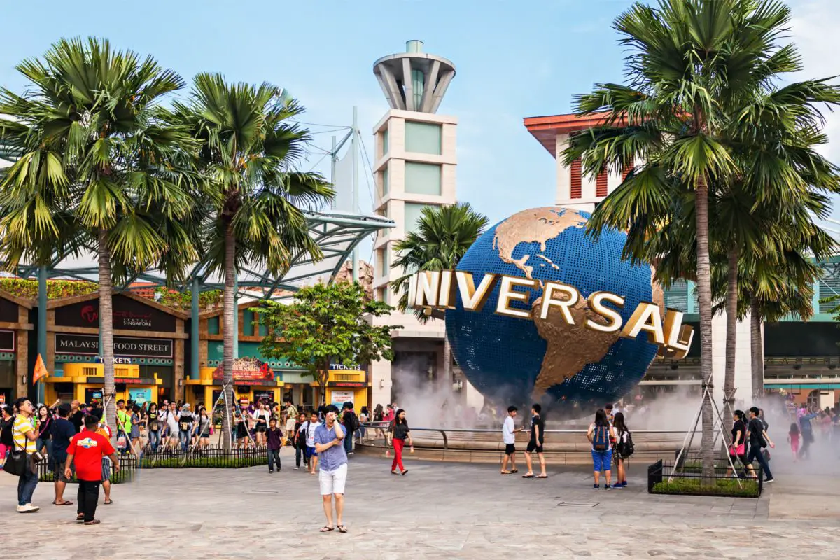 How Far Is Universal Studios From Walt Disney World?